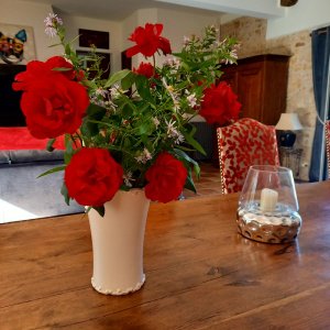 Roses du jardin sur la table du séjour, la Grange