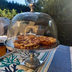 Petit déjeuner en terrasse, Chambre d'hôtes La Grange