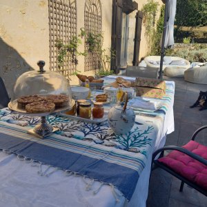 Petit déjeuner en terrasse, Chambre d'hôtes La Grange