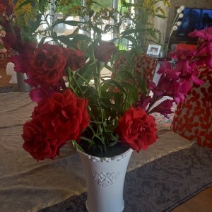 Fleurs du jardin sur la table du séjour, la Grange